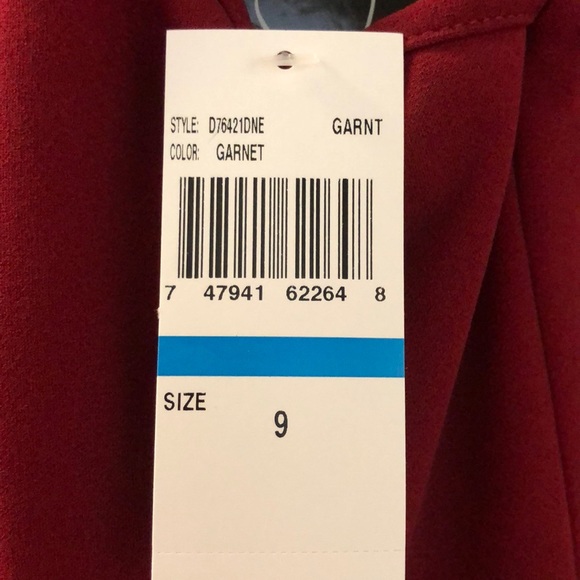 Burgundy dress. Never worn with tags - Picture 4 of 4